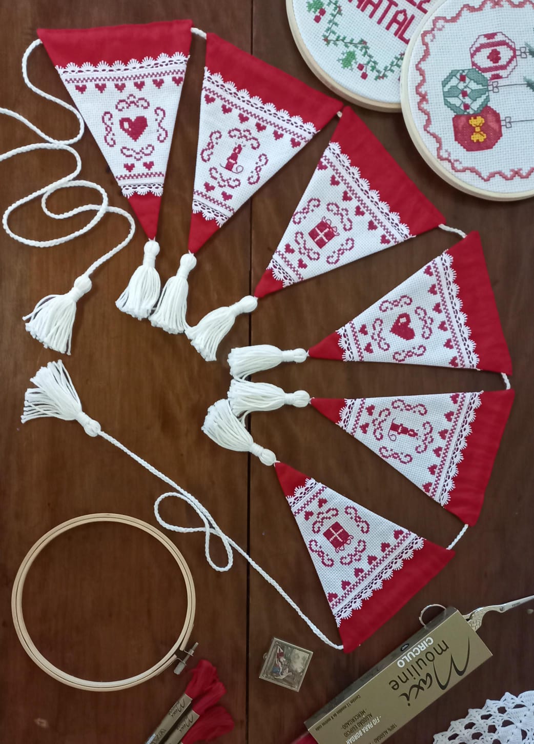 Bandeirolas Decorativas com Ponto Cruz